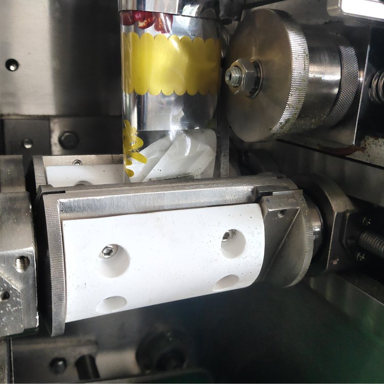 آلة تعبئة أكياس الشاي من الجيل الجديد مع مغلف خارجي رولان ⚙