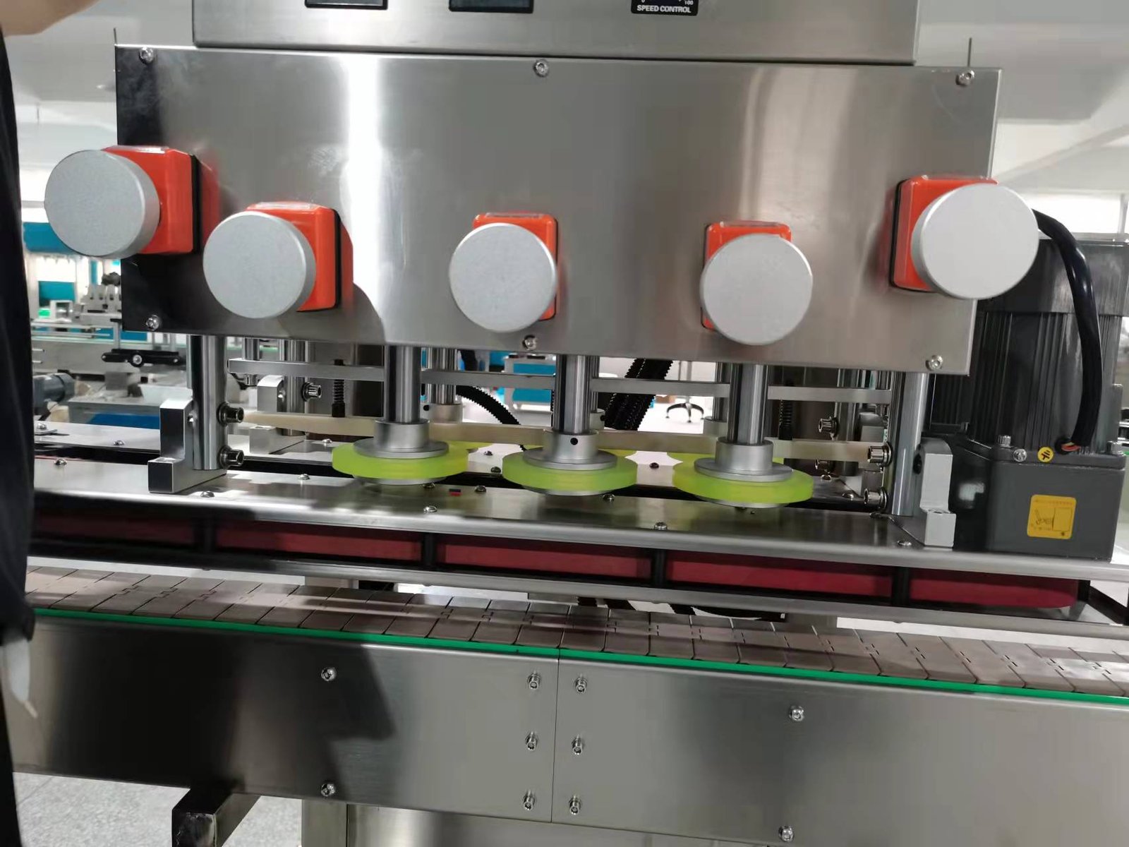 Linear 6-wheel capping machine Rolan ⚙