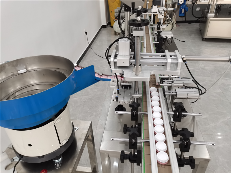 Automatically drop the lid+ Automatic conveyor lid +Automatic capping  machines Rolan ⚙