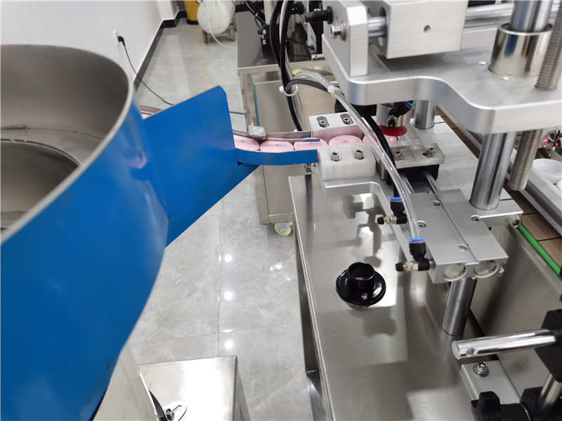 Automatically drop the lid+ Automatic conveyor lid +Automatic capping  machines Rolan ⚙